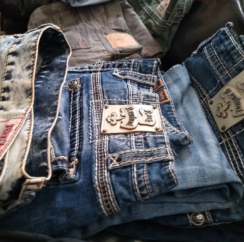 Men's jeans size 44 length is 34.Also shorts.